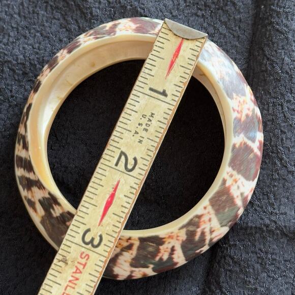 Vintage Carved Tiger Cowrie Polished Shell Bangle Bracelet Mother of Pearl Boho - Picture 10 of 14